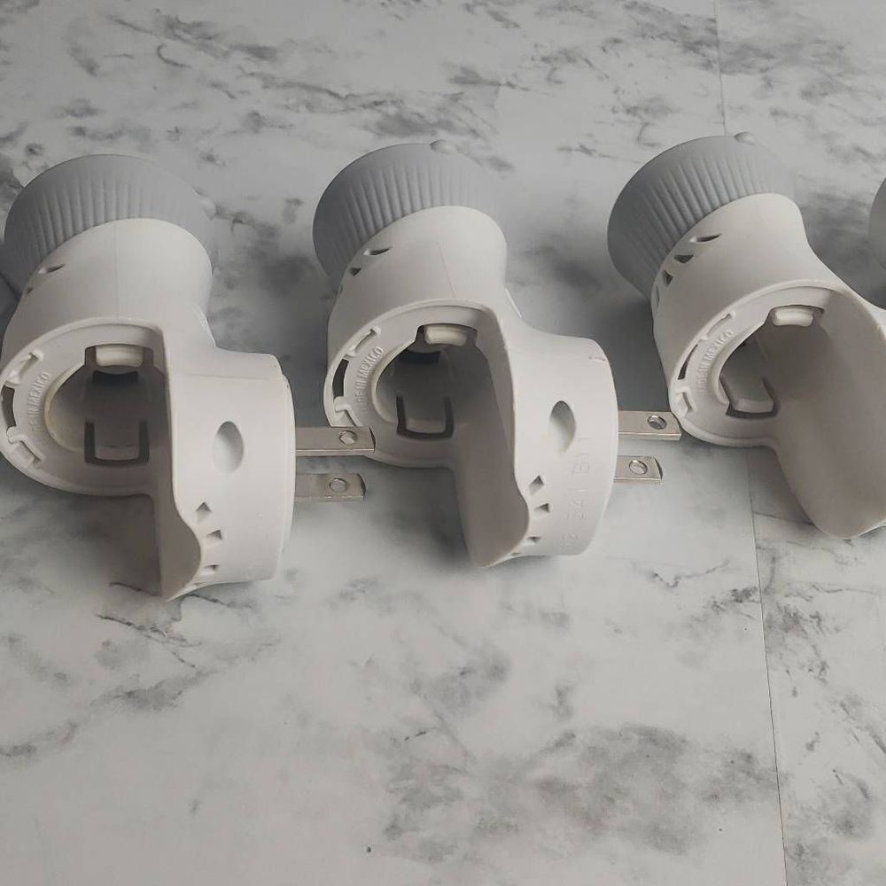 5 Preowned Airwick Plug Diffusers - Picture 4 of 12
